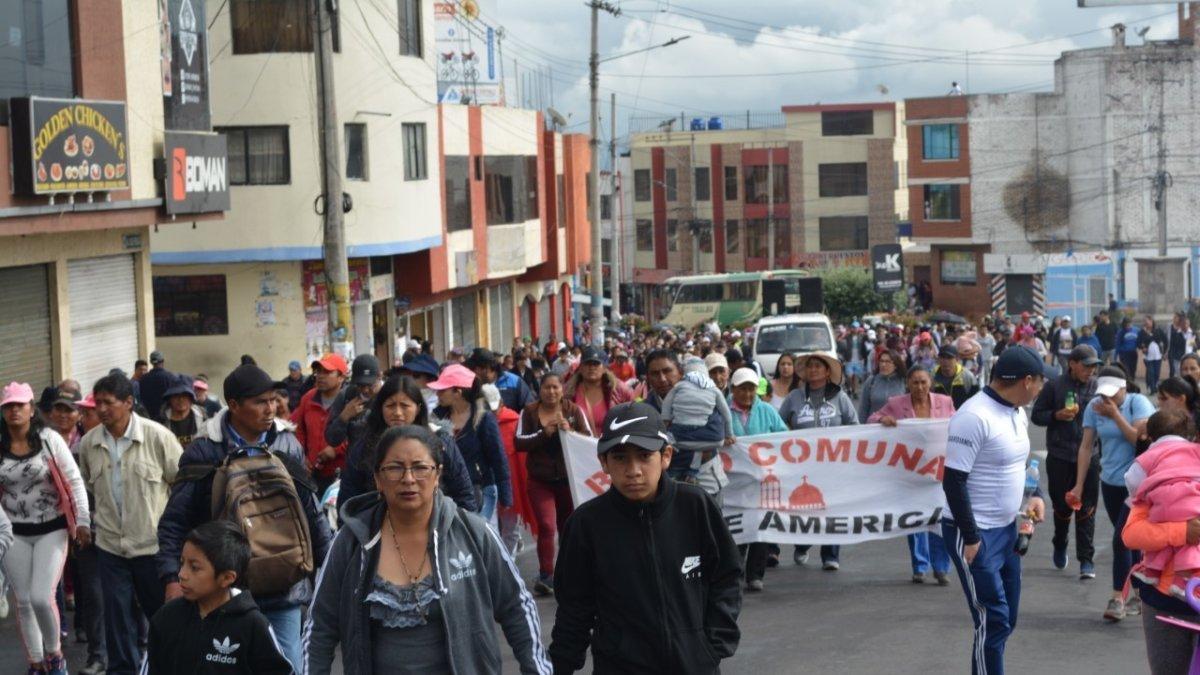 Romería. Según los fieles, la caminata es para agradecerle a la Virgen de la Elevación; durante el recorrido rezan plegarias y piden por la salud.