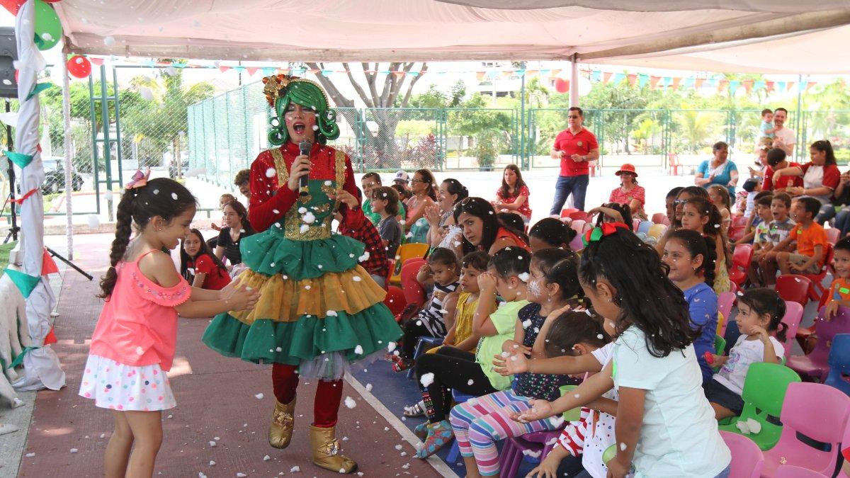 Los niños de Puerto Azul se divierten con las actividades.
