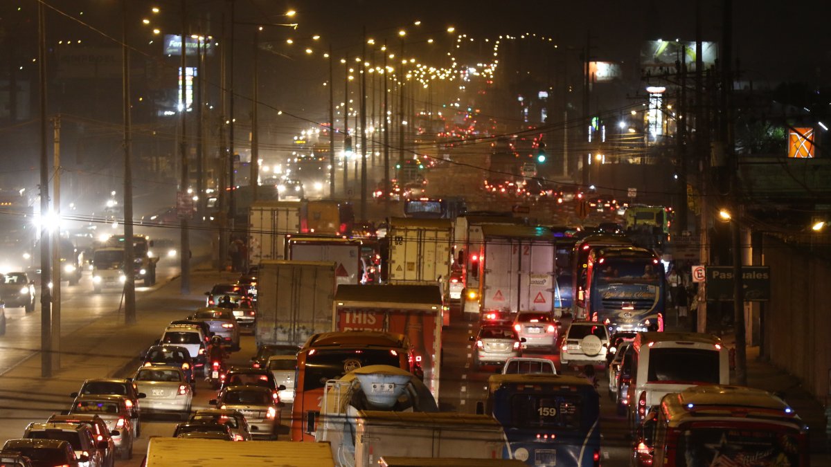 La congestión vehicular de Quito y Guayaquil se observa a diario.