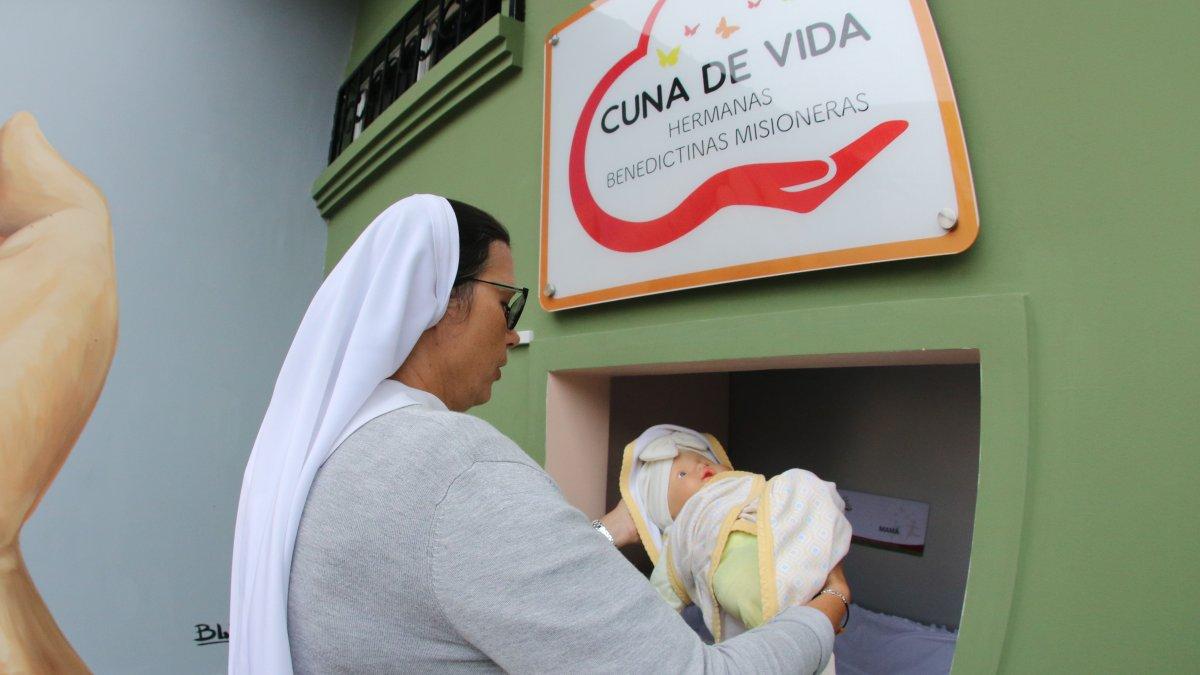La hermana prueba la cuna con sistema electrónico para niños abandonados.