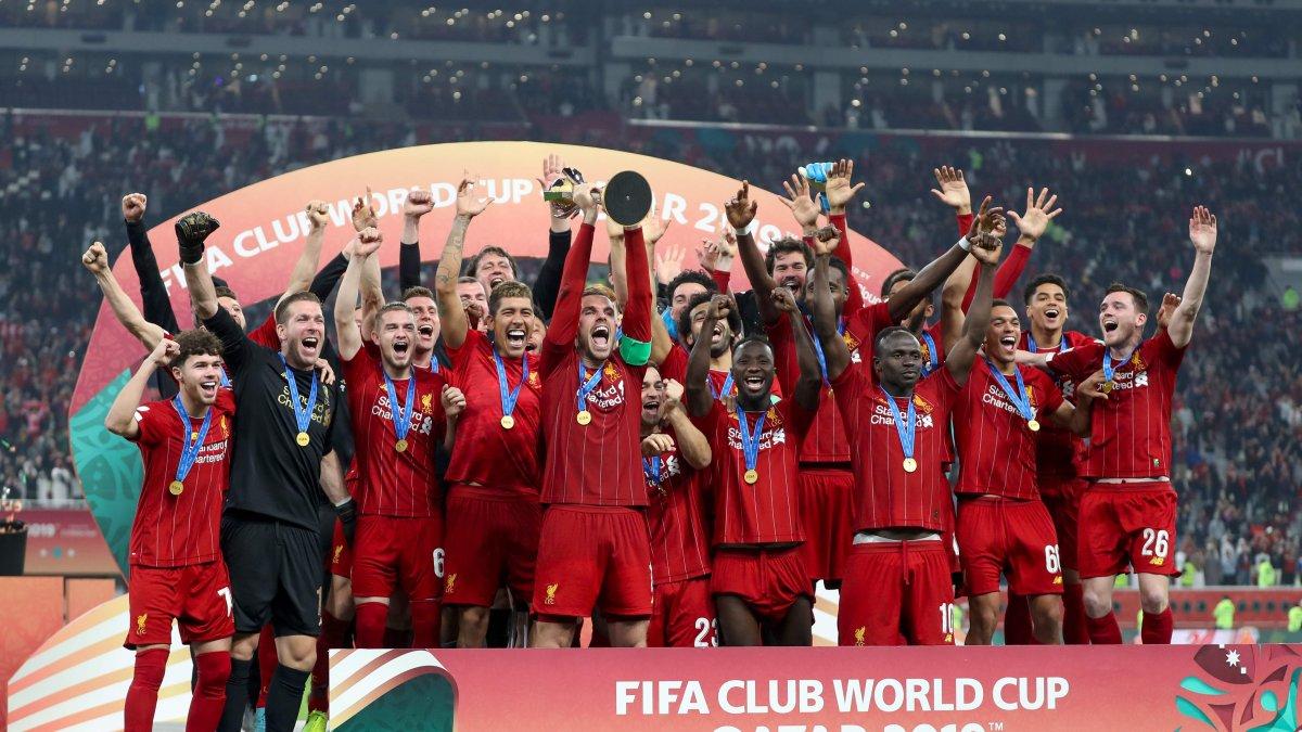 Los jugadores de Liverpool celebrando en la tarima el título que el año pasado fue del real Madrid