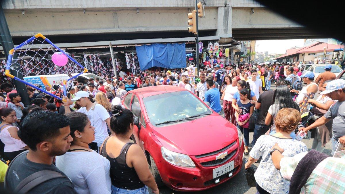 La multitud que acudió a la bahía, en Guayaquil, interrumpió el tránsito vehicular.