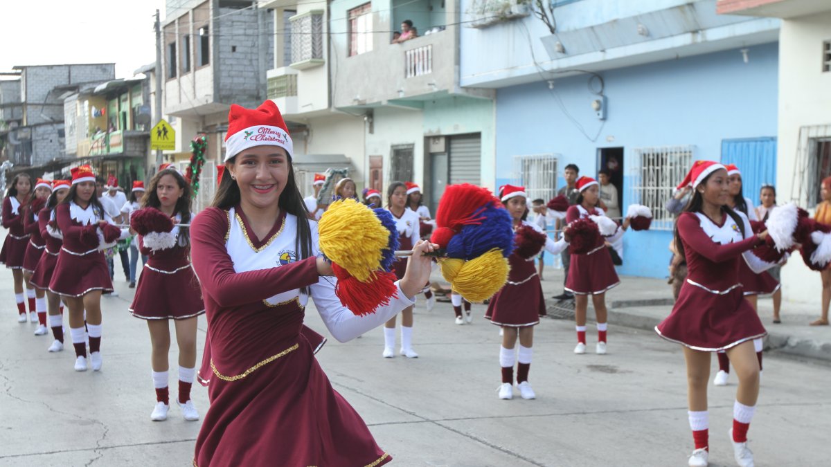 Bastoneras de cinco unidades educativas participaron del desfile.