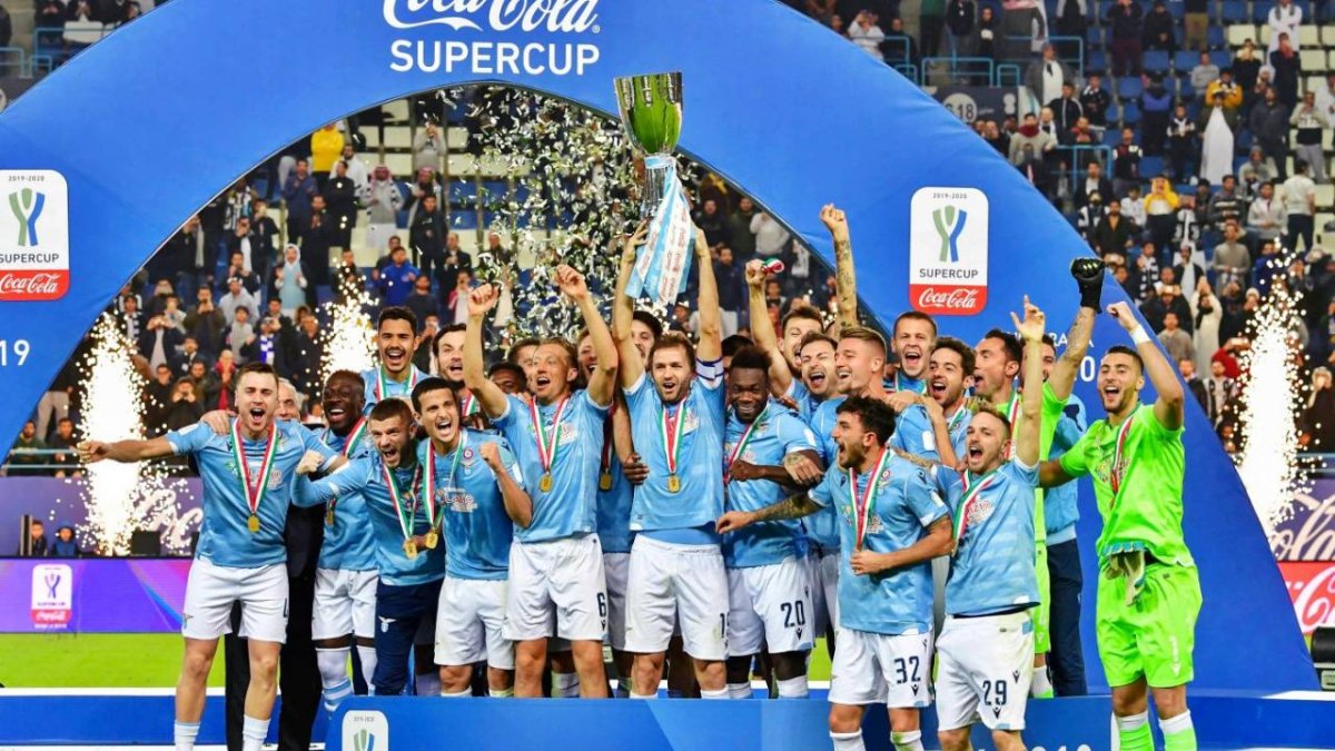 Felipe Caicedo celebra el triunfo de Lazio junto a sus compañeros de Equipo.