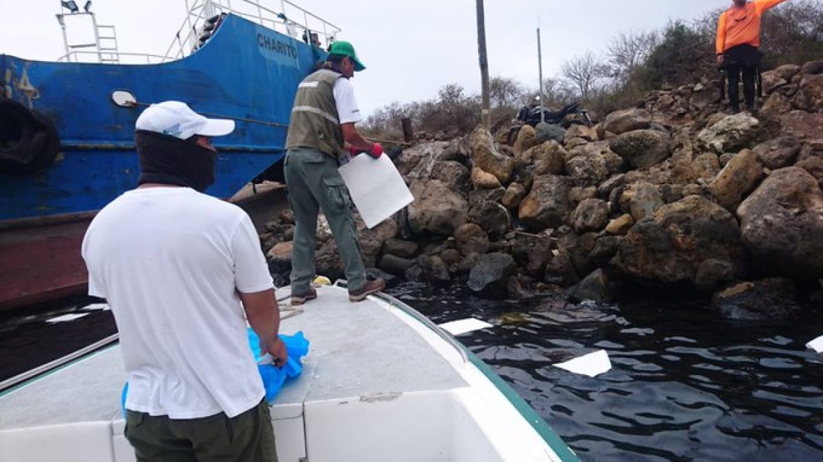 La embarcación colapsó en las costas de la isla San Cristóbal.