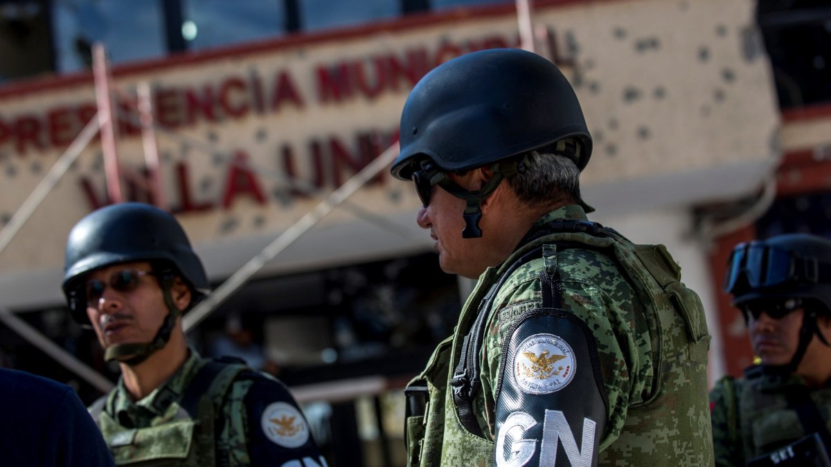 VILLA UNIÓN. Miembros de la Guardia Nacional de México patrullan la zona donde hubo un tiroteo el 2 de diciembre de 2019.
