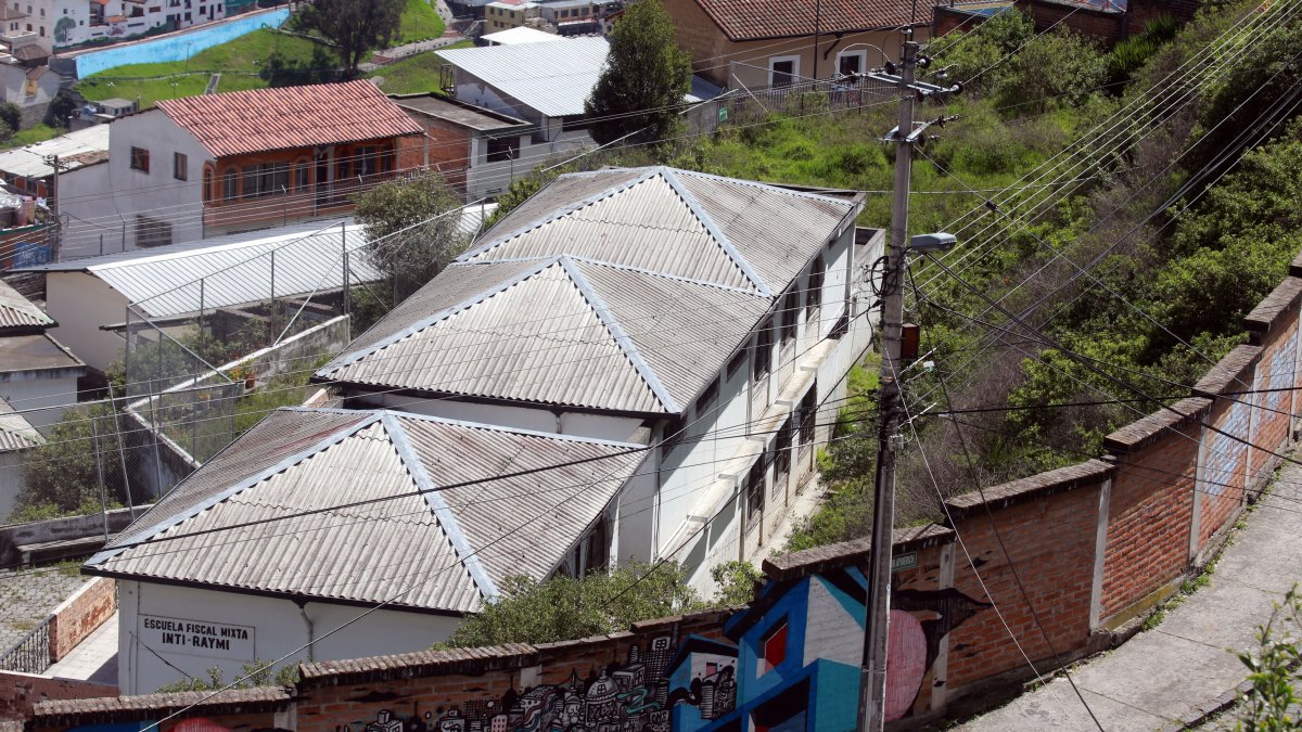 Situación. Así luce la escuela fiscal mixta Inti- Raymi en el Panecillo, que fue cerrada. La gente pide que se abra.