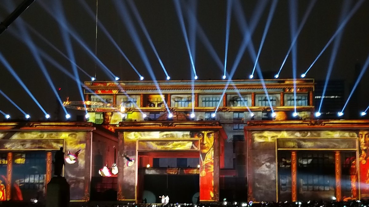 SHOW. Acrobacia y luces led durante la presentación de ‘El sueño de Isidro’, un montaje artístico que tuvo lugar hace unos días en la Plaza Bolívar.