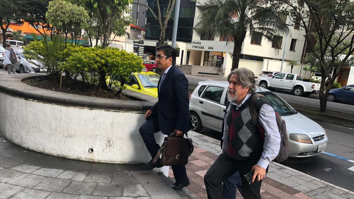 Representantes de los empresarios ingresando a la reunión de hoy .