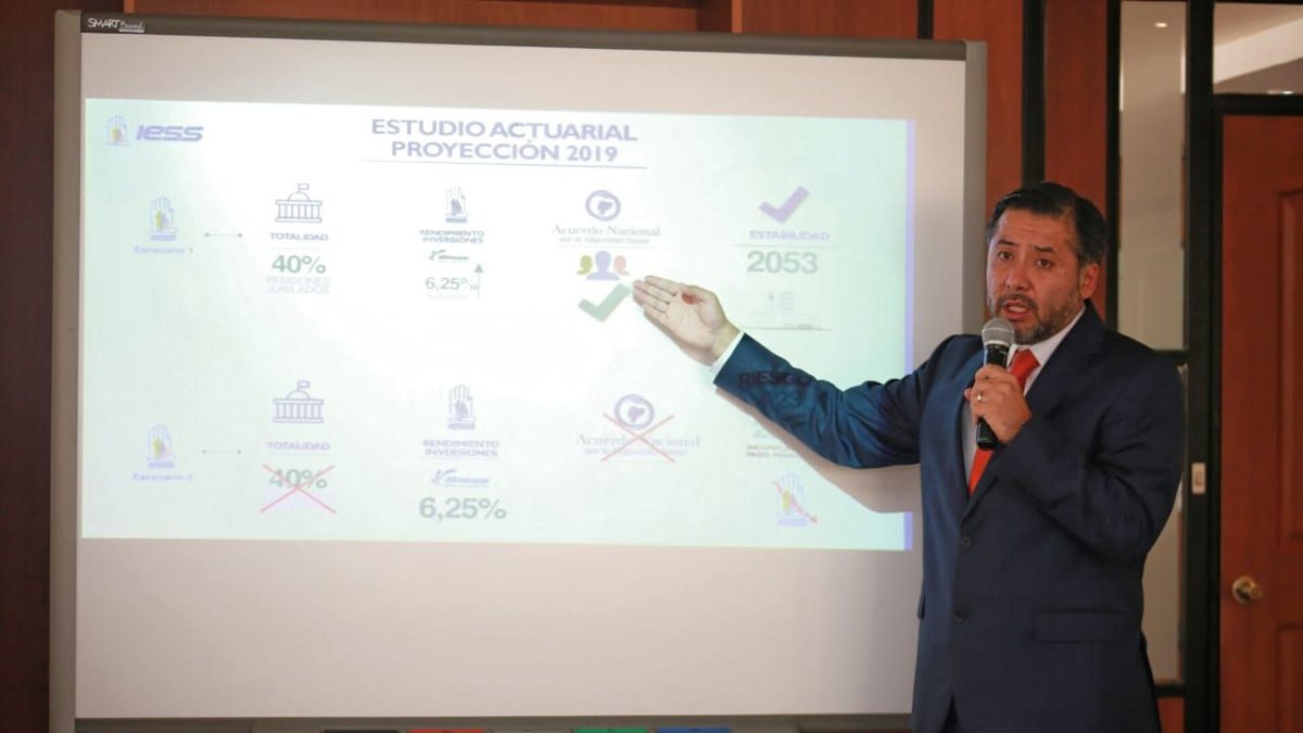 David Ruales, subdirector del IESS, explicó los alcances del estudio actuarial.