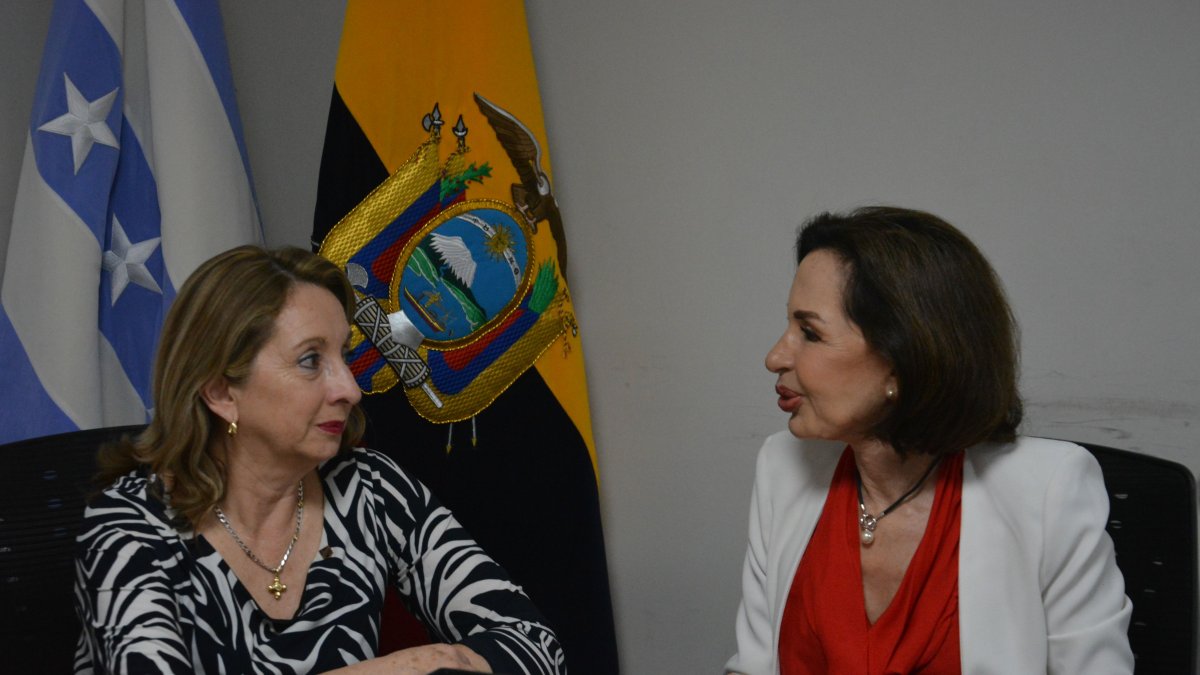 La ministra Rosi Prado de Holguín junto a Gloria Gallardo, presidenta de la Empresa de Turismo.