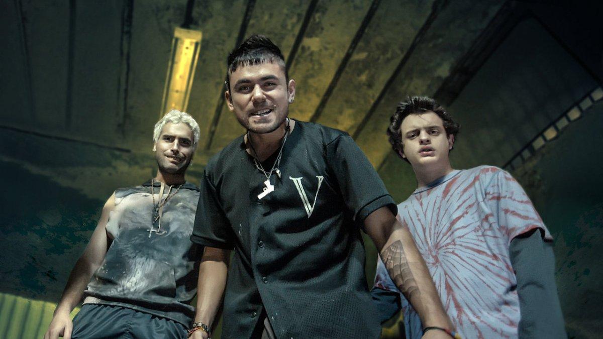 La primera temporada consistió en 13 episodios y se estrenó en la Televisión Pública Argentina el jueves 2 de junio de 2016.