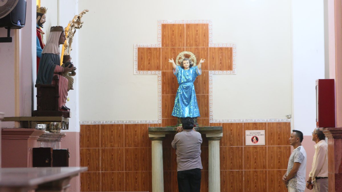 Devotos visitan por Navidad al Divino Niño en la iglesia San Alejo.