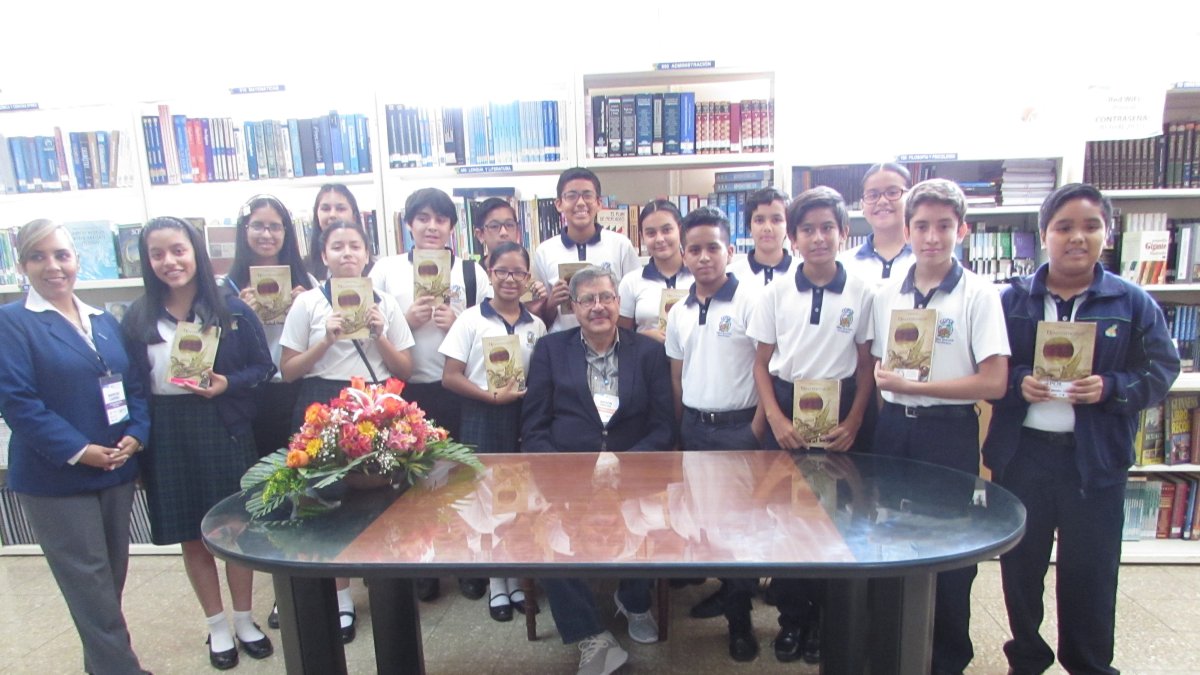 Un grupo de estudiantes de la ciudad anfitriona posa junto al escritor Abdón Ubidia.