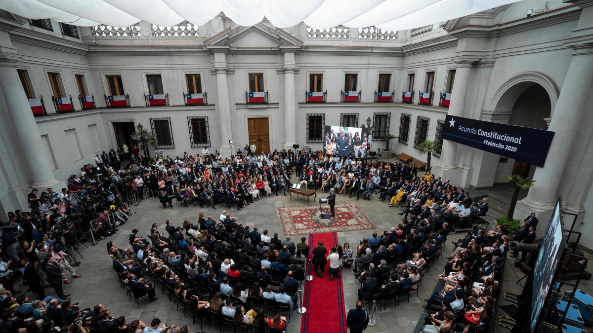 SANTIAGO. El presidente Sebastián Piñera, en la reunión en la que lanzó la convocatoria a plebiscito el lunes 23 de diciembre, en el Palacio La Moneda.