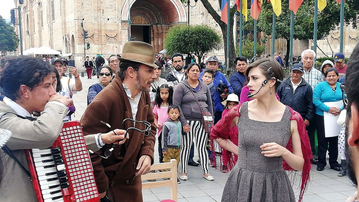 Artistas. Rodeados de público, los actores forman el teatro al aire libre. Con las escenas teatrales se busca dar vida a los mitos e historias de los barrios.