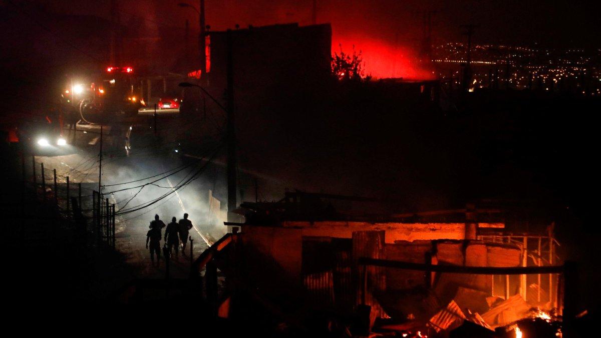 Más de un centenar de viviendas han quedado consumidas por las llamas en un incendio forestal que alcanzó ayer martes un sector poblado de la ciudad costera de Valparaíso.
