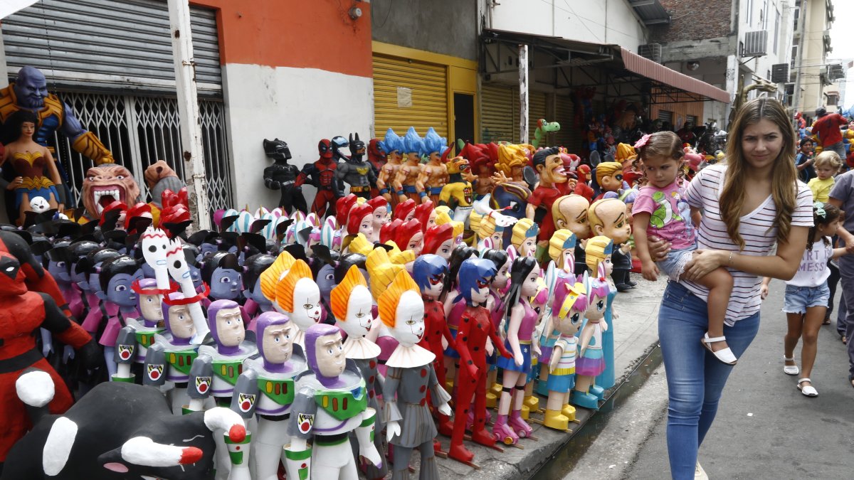 La mañana de este 26 de diciembre aumentó la afluencia de familias en la calle 6 de marzo.