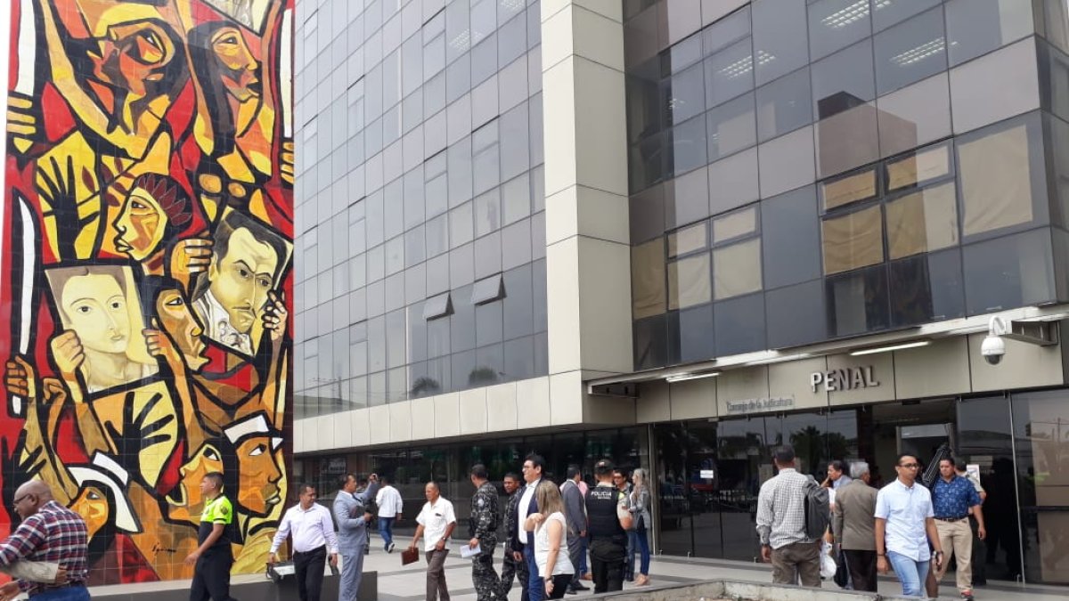 El edificio fue evacuado inmediatamente, pero tras el rastreo se determinó que era falsa alarma.