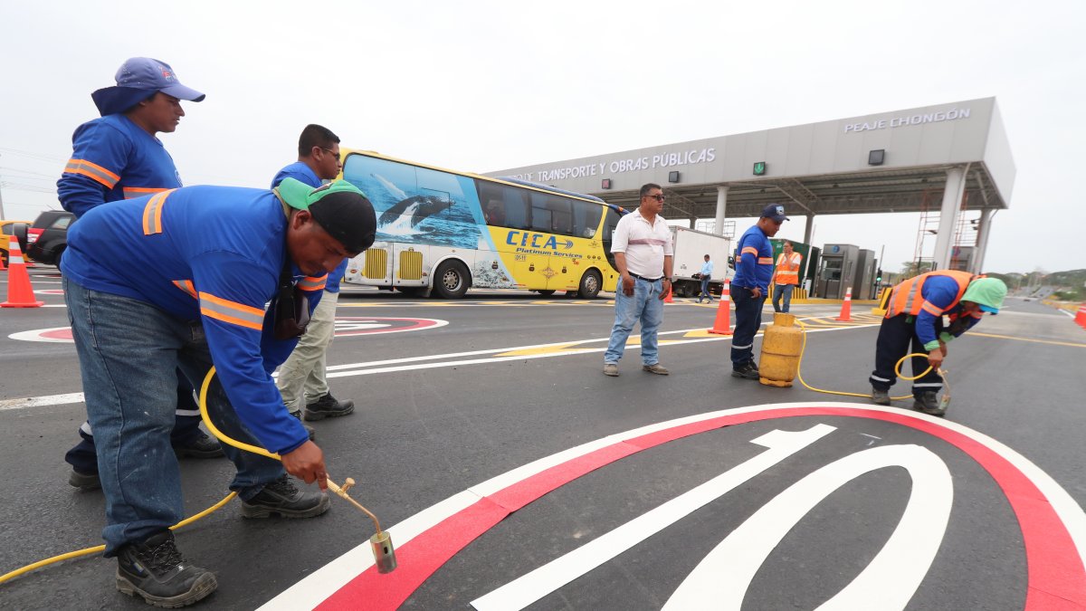 Obreros ultiman detalles en el nuevo peaje de la vía a la costa