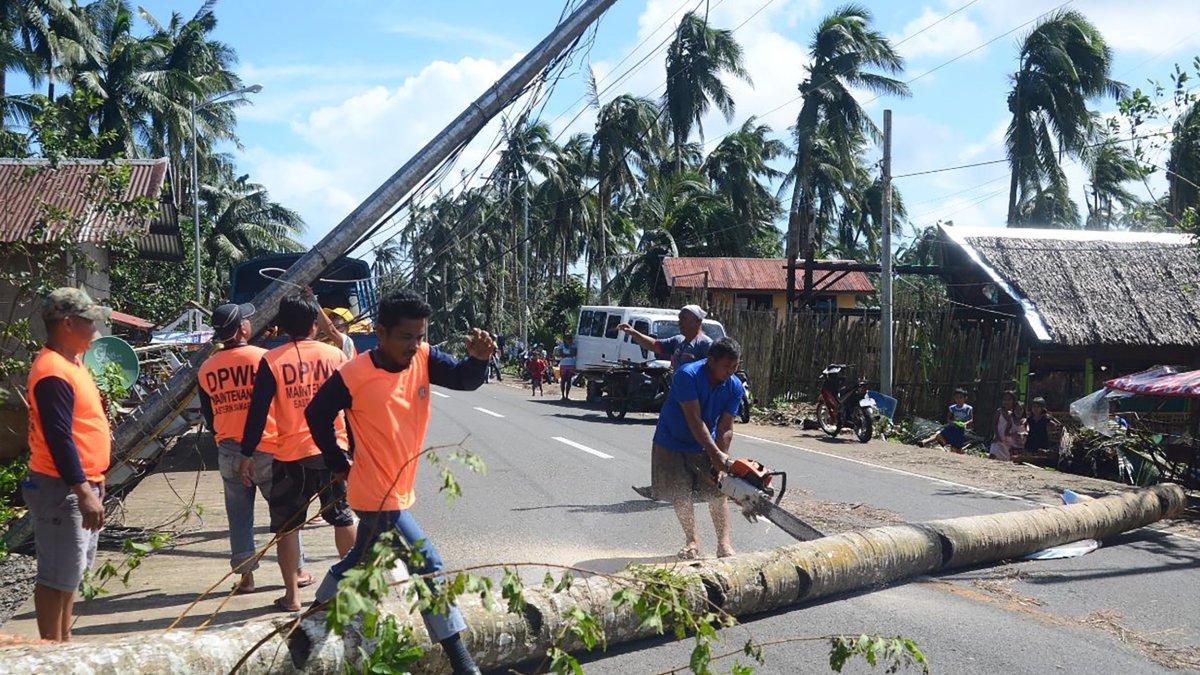 Una foto referencial sobre el paso del tifón Phanfone en la ciudad de Salcedo, provincia de Samar Oriental, este 26 de diciembre.