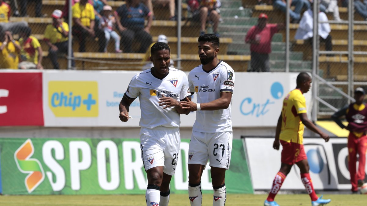 Antonio Valencia necesitó un tiempo  para adaptarse nuevamente al fútbol ecuatoriano. Al inicio inclusive se iba expulsado por jugar muy fuerte.