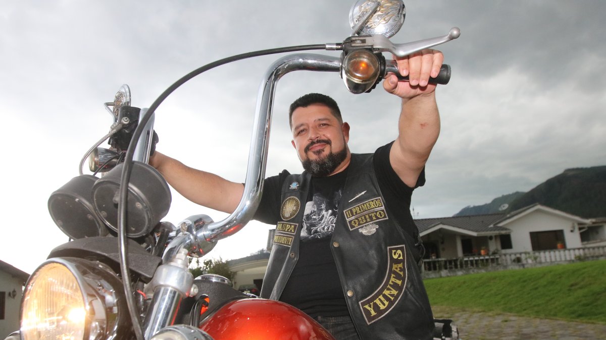Esteban Verdesoto se desestresa con su Harley Davidson 2003