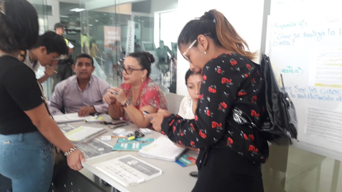 Estudiantes acuden al punto de información de la Senescyt para informarse sobre el proceso. 