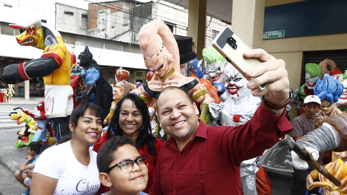 La mañana de ayer, varias familias guayaquileñas acudieron hasta la calle 6 de Marzo para comprar su ‘añoviejo’ de fin de año.