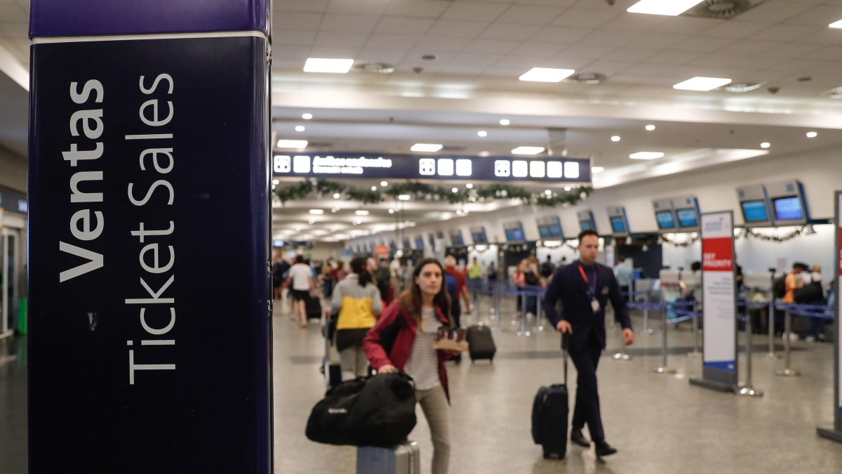 Las vacaciones al exterior de los argentinos se encarecieron un 30 % con la ley de solidaridad social.