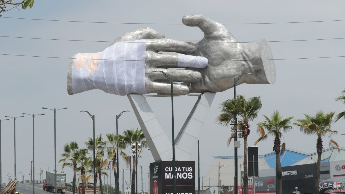 Varios conductores y trabajadores notaron el vendaje en una de las manos del Monumento a la Hospitalidad Guayaquileña.