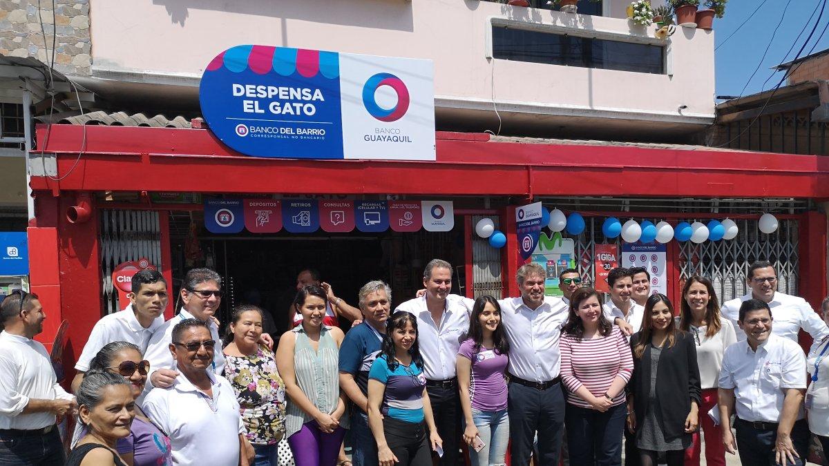 James Scriven, del BID Invesment, visitó los bancos del barrio en julio de 2019.