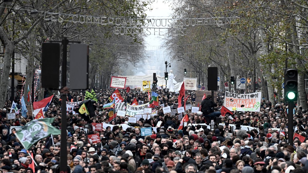 PARÍS. Una gran mancha de franceses se manifiestan en contra del Gobierno de Emmanuel Macron.