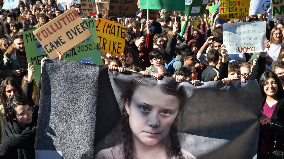 Manifestantes sostienen pancartas que muestran a la activista Greta Thunberg, durante una protesta en Roma.
