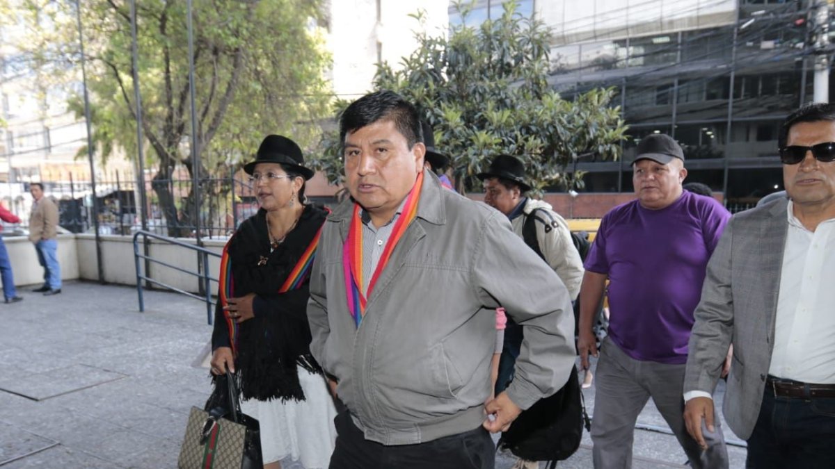 Carlos Sucuzhañay llegó a la Fiscalía con la dirigente Cecilia Velasque y su abogado, Julio César Sarango.