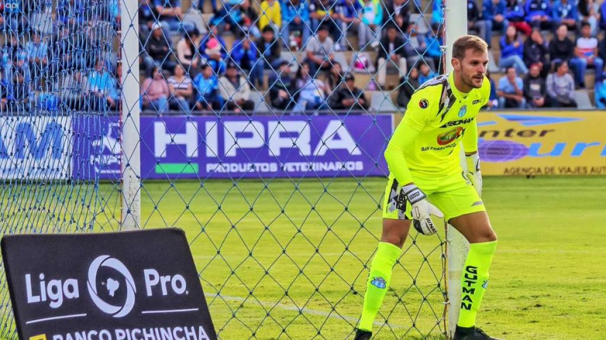 El arquero argentino arribó a Guayaquil para arreglar su vinculación a Barcelona.