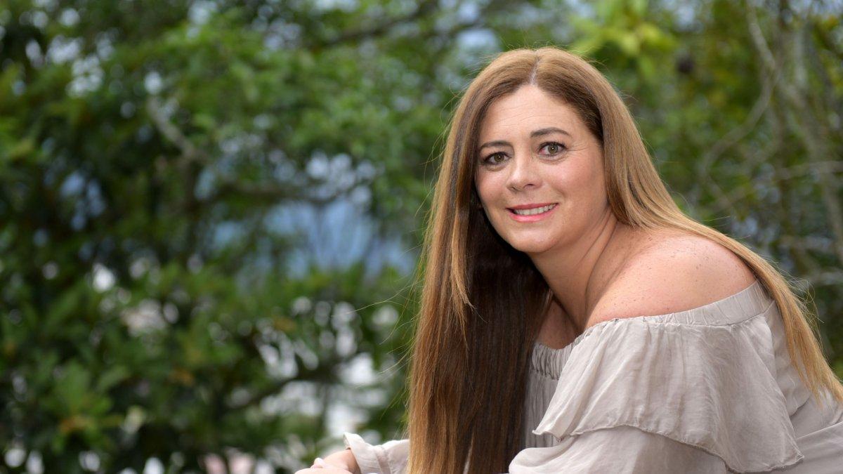 Tiene 48 años y es Psicóloga clínica.