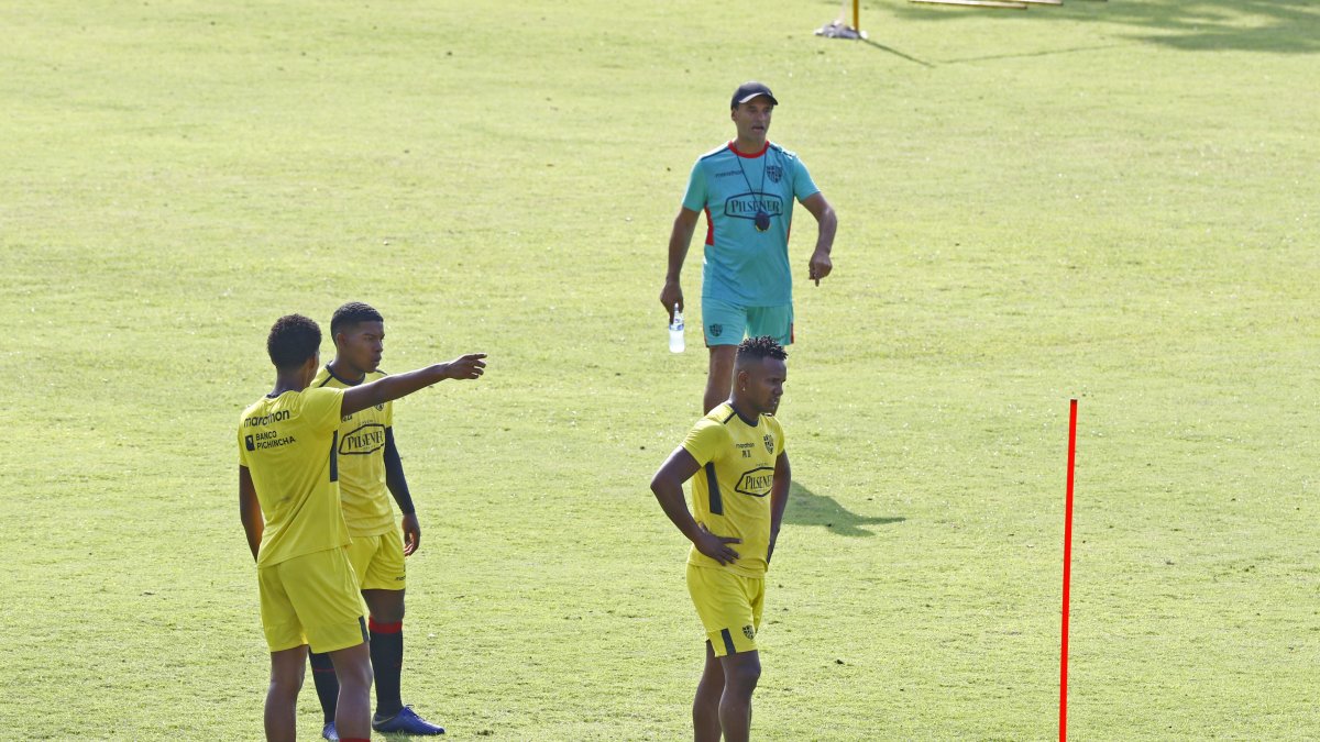 Los amarillos continúan con sus trabajos en la cancha anexa al estadio Monumental.