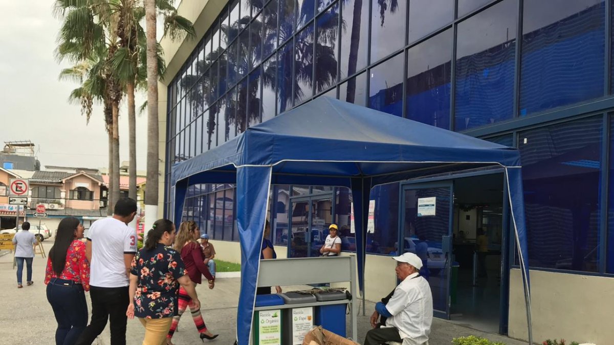 Decenas de personas acudieron ayer a las oficinas de CNEL a pagar la energía antes de fin de año.