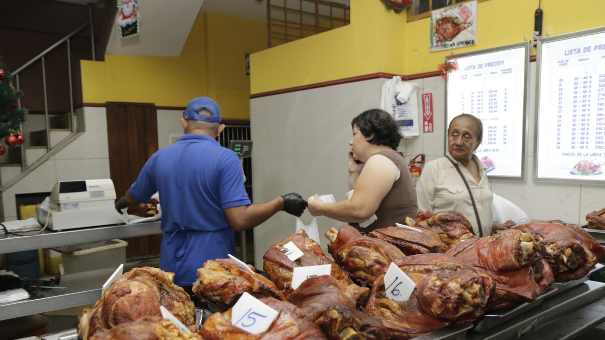 La venta de pavo y cerdo horneado en el Sabrosón.