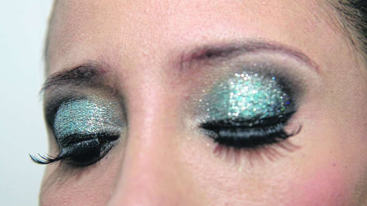 Bastante atrevida, la sombra luminosa en los ojos da un toque de misterio a quien se atreve a llevarla.