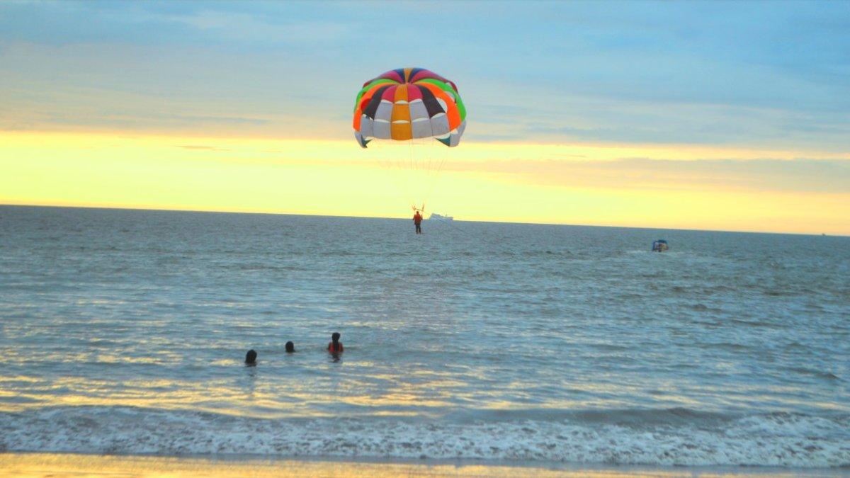El parasailing es una actividad acuática que se practica en este paraíso natural.