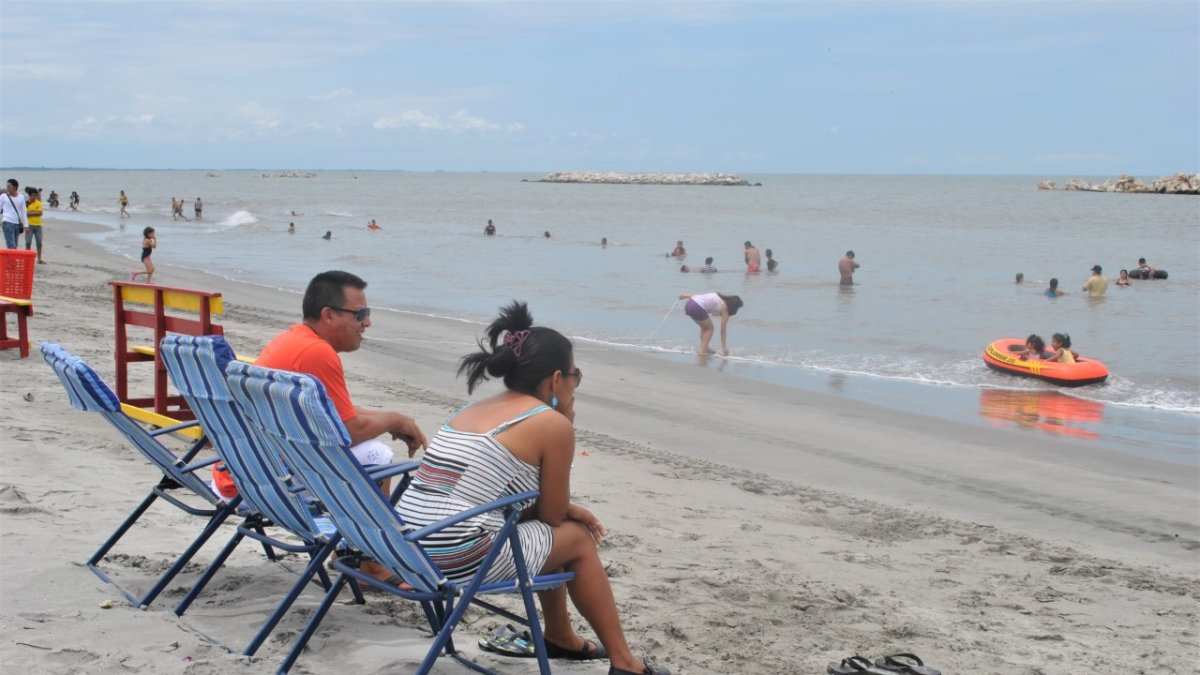 Turistas comenzaron a llegar a las amplias playas de la isla del sur del Ecuador.