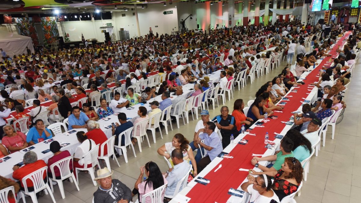 Una vista general del agasajo brindado a miles de personas.