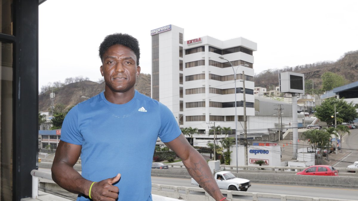 El delantero ecuatoriano visitó las instalaciones de Granasa.