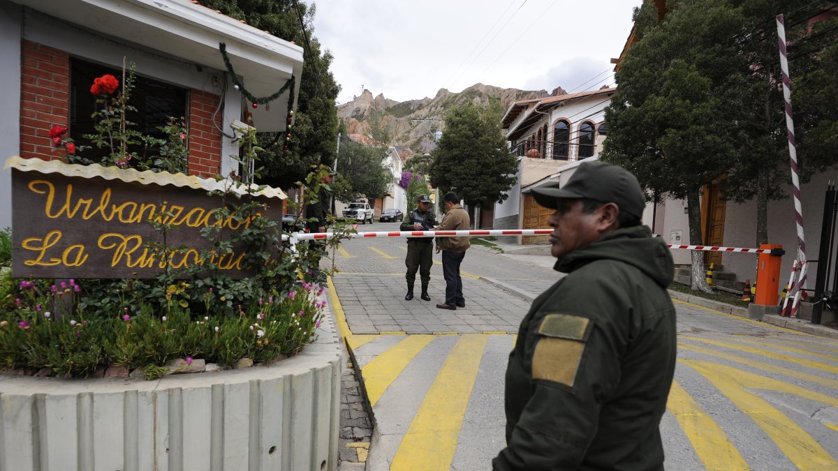 Policías bolivianos manejan un puesto de control en la entrada a la residencia de la Embajada de México.