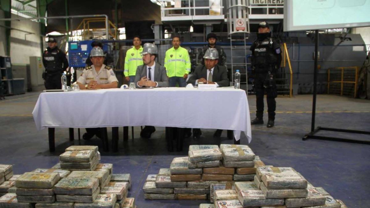 Ecuador. La policía muestra paquetes de droga incautados.
