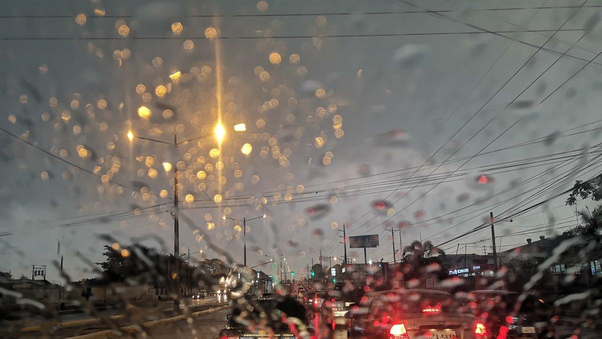 Guayaquil vive su primera lluvia de la etapa inveranal.