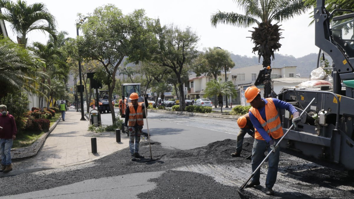 Una cuadrilla de obreros trabaja en la repavimentación de la avenida Las Monjas, en Urdesa Central.