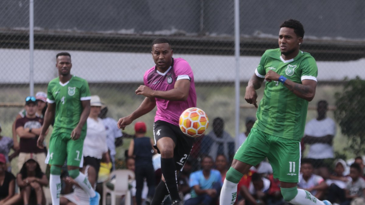 Los verdes (futbolistas vigentes) y los rosados (viejas glorias) protagonizaron un vibrante encuentro.